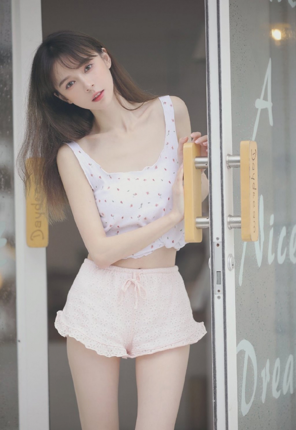 瓜子脸小姐姐小蛮腰大长腿高挑有型 瓜子脸小姐姐小蛮腰大长腿高挑有型