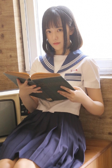 甜美女孩吊带短裙白丝美腿