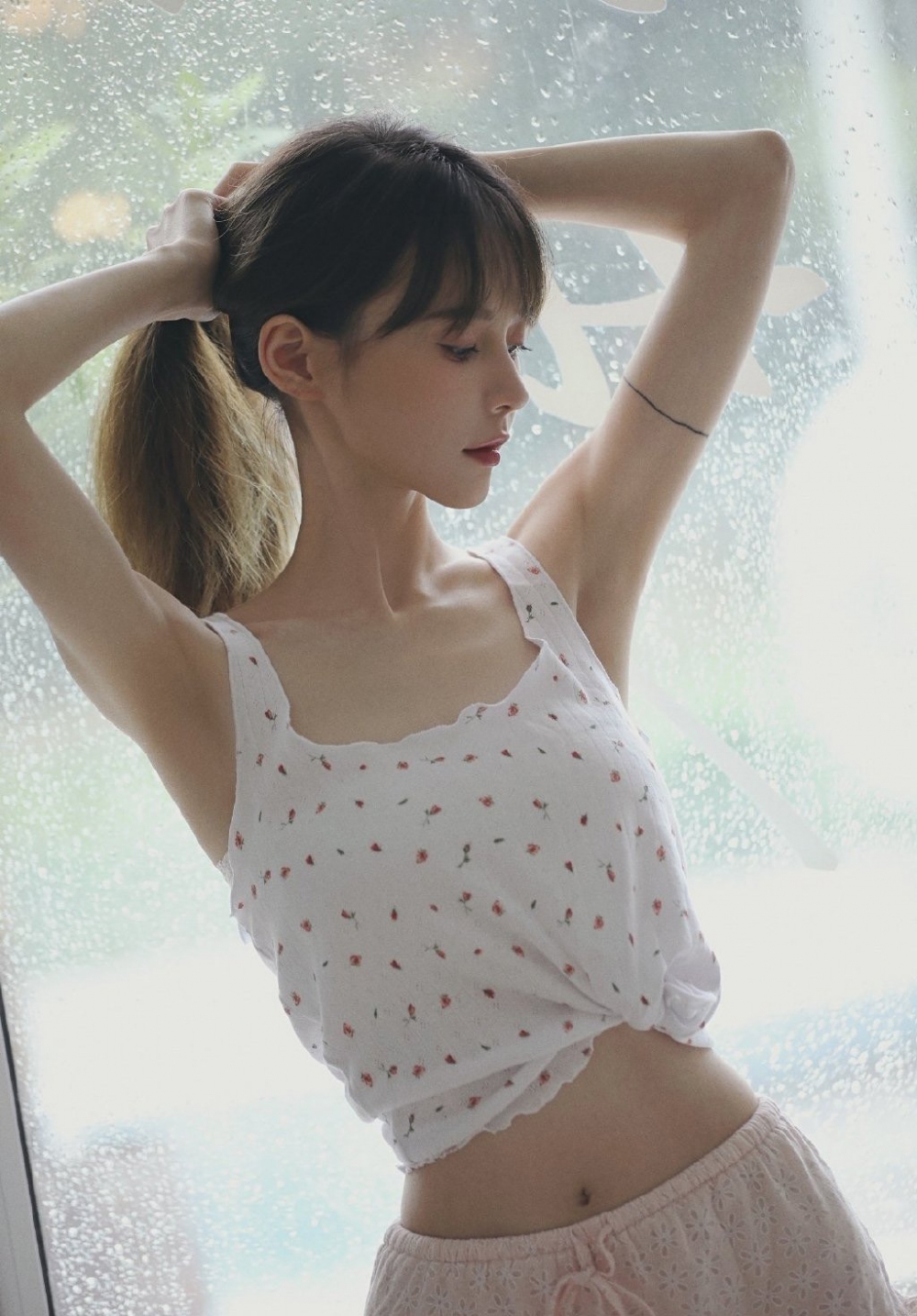 瓜子脸小姐姐小蛮腰大长腿高挑有型 瓜子脸小姐姐小蛮腰大长腿高挑有型