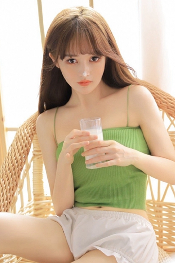 漂亮美眉露脐装超短裤小蛮腰大长腿