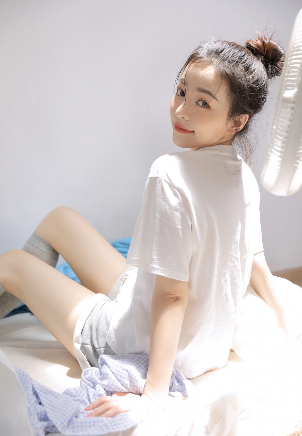 阳光下的丸子头美少女清新甜美 阳光下的丸子头美少女清新甜美