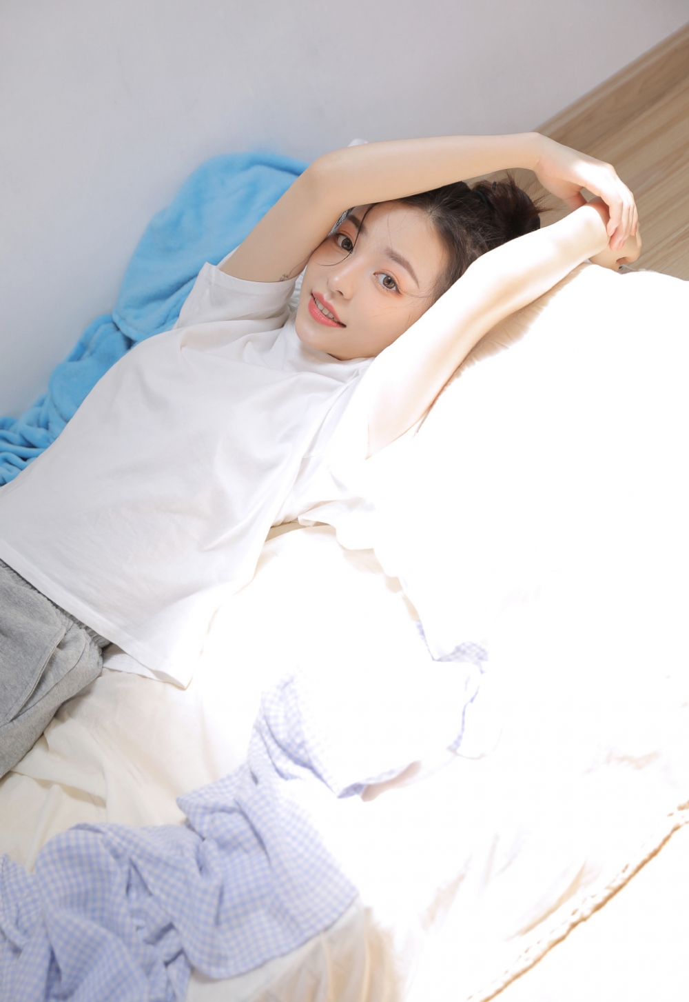 阳光下的丸子头美少女清新甜美 阳光下的丸子头美少女清新甜美