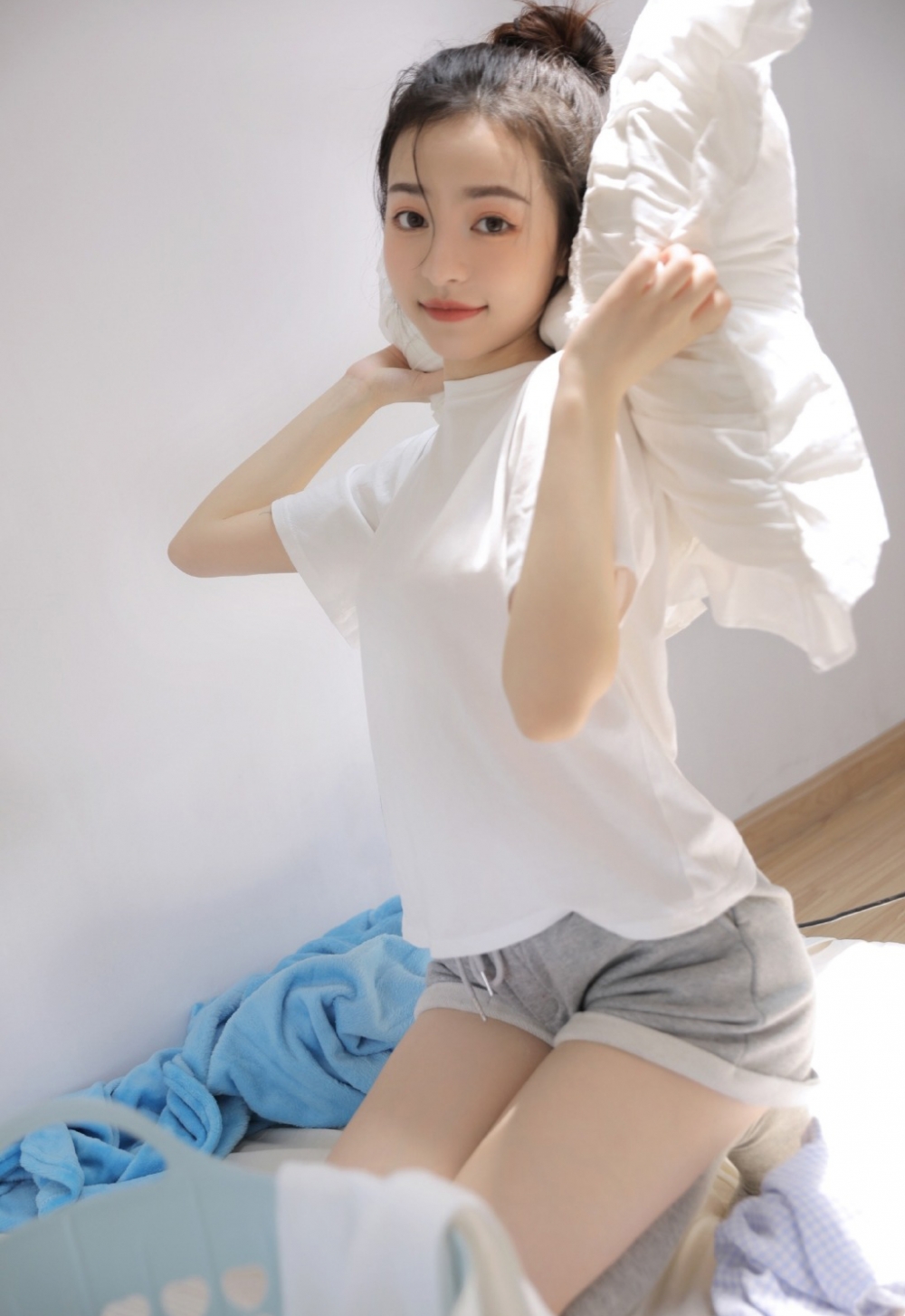 阳光下的丸子头美少女清新甜美 阳光下的丸子头美少女清新甜美