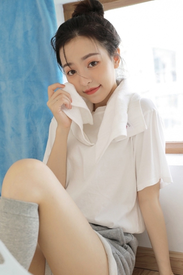 阳光下的丸子头美少女清新甜美