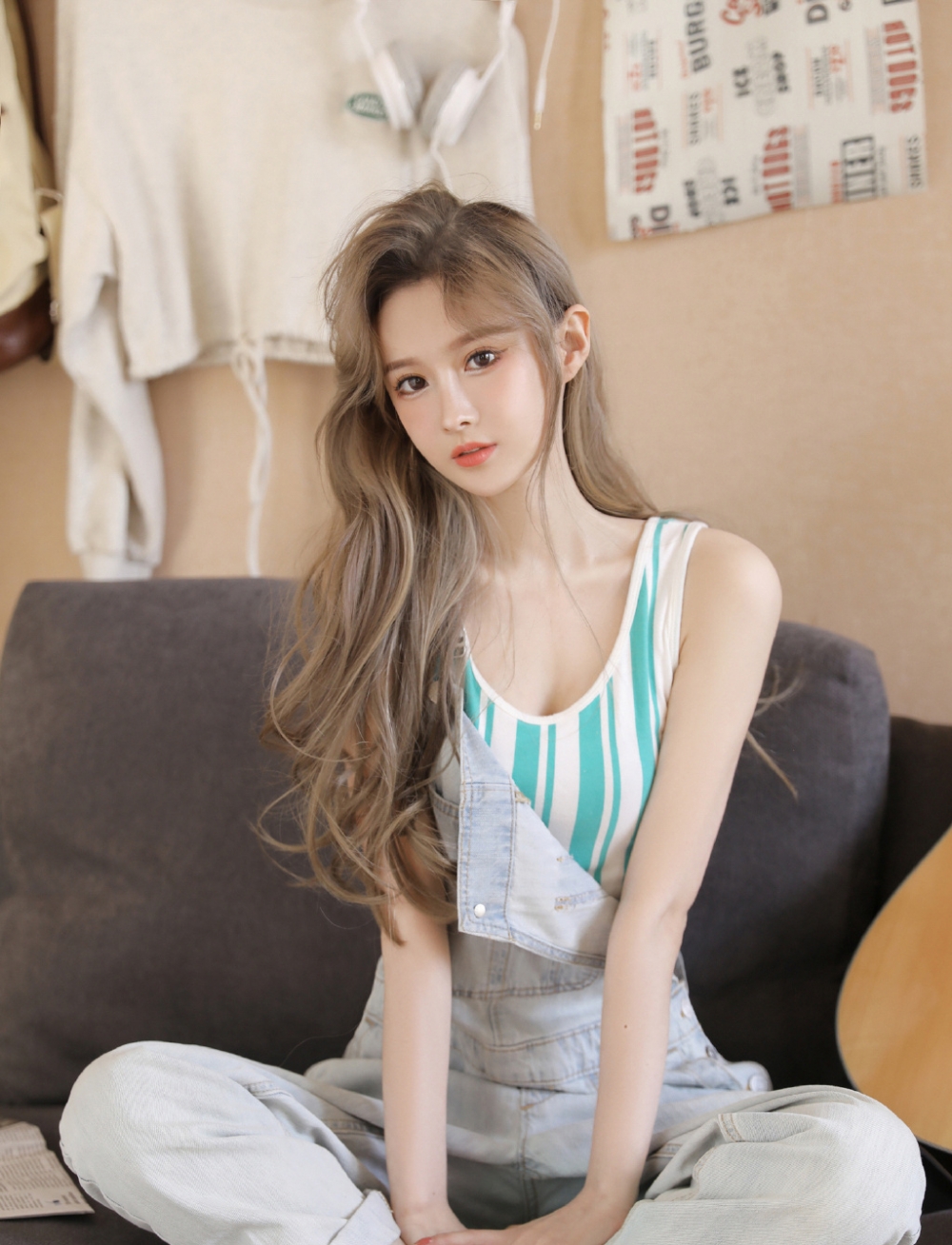 瓜子脸美女牛仔背带裤青春靓丽 瓜子脸美女牛仔背带裤青春靓丽