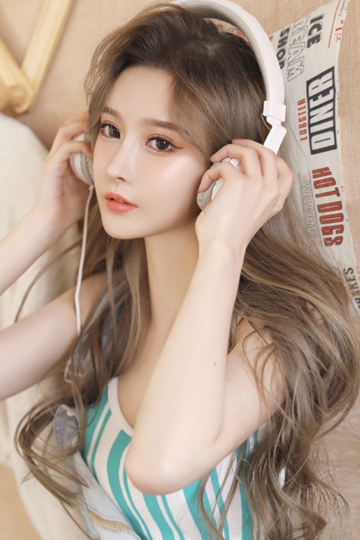瓜子脸美女牛仔背带裤青春靓丽