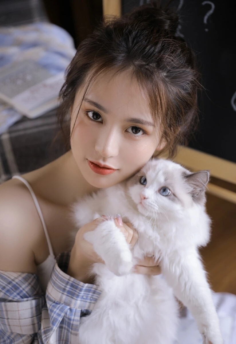 居家美女露脐装超短裤小蛮腰 居家美女露脐装超短裤小蛮腰