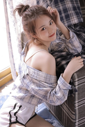 居家美女露脐装超短裤小蛮腰