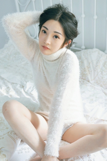 超短裤小姐姐白皙美腿秀美莲足