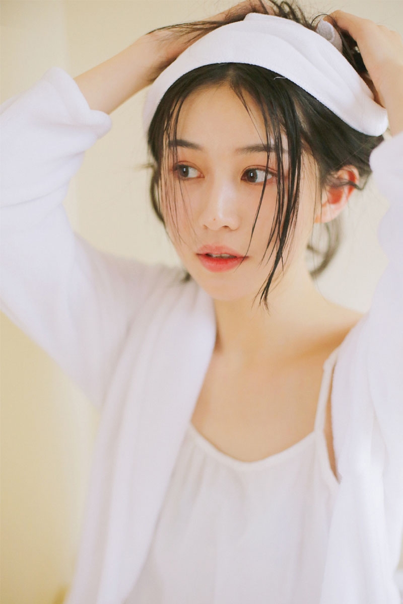 清纯甜美丸子头美少女床上调皮搞怪 清纯甜美丸子头美少女床上调皮搞怪