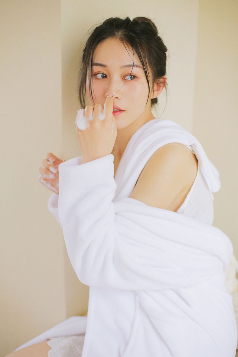 清纯甜美丸子头美少女床上调皮搞怪 清纯甜美丸子头美少女床上调皮搞怪