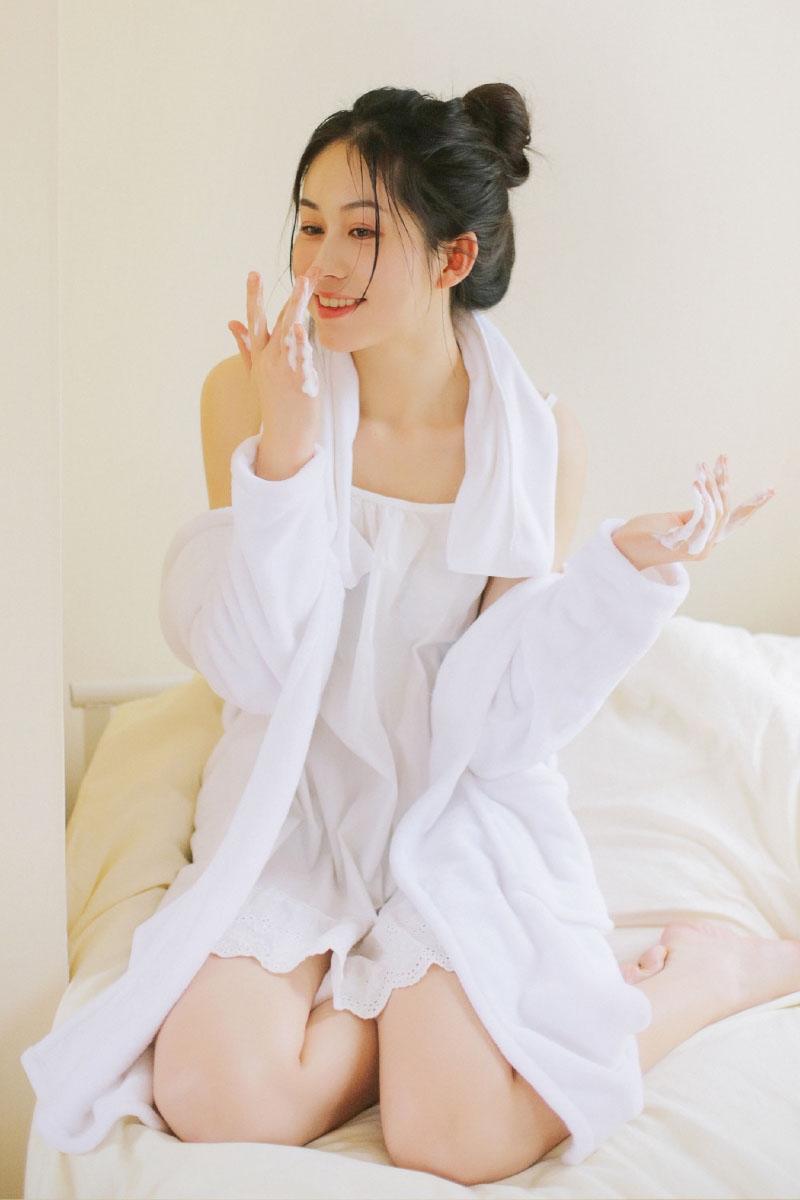 清纯甜美丸子头美少女床上调皮搞怪 清纯甜美丸子头美少女床上调皮搞怪