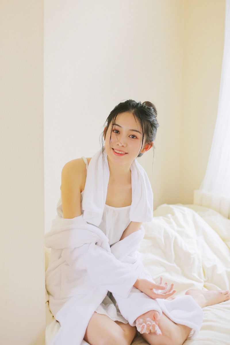 清纯甜美丸子头美少女床上调皮搞怪 清纯甜美丸子头美少女床上调皮搞怪