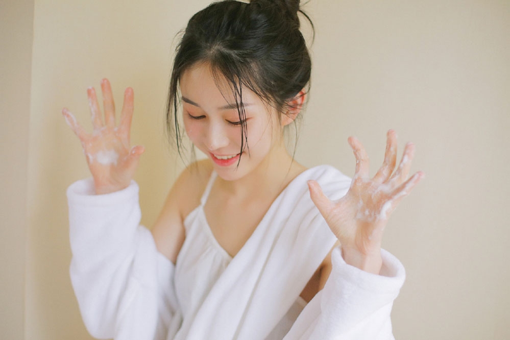 清纯甜美丸子头美少女床上调皮搞怪 清纯甜美丸子头美少女床上调皮搞怪
