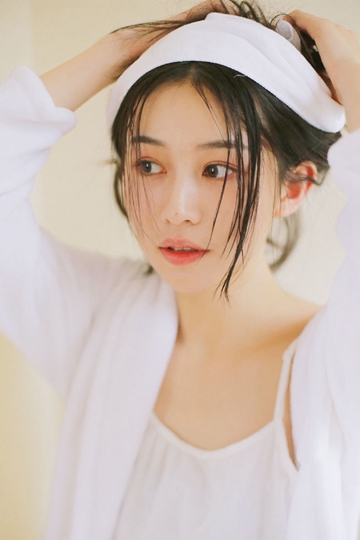 清纯甜美丸子头美少女床上调皮搞怪