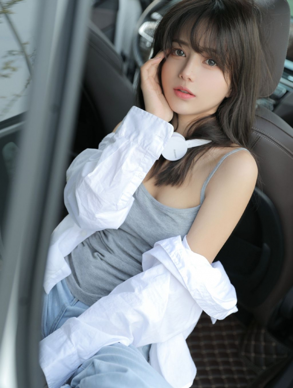 长发美眉吊带香肩明媚娇俏车内街拍 长发美眉吊带香肩明媚娇俏车内街拍