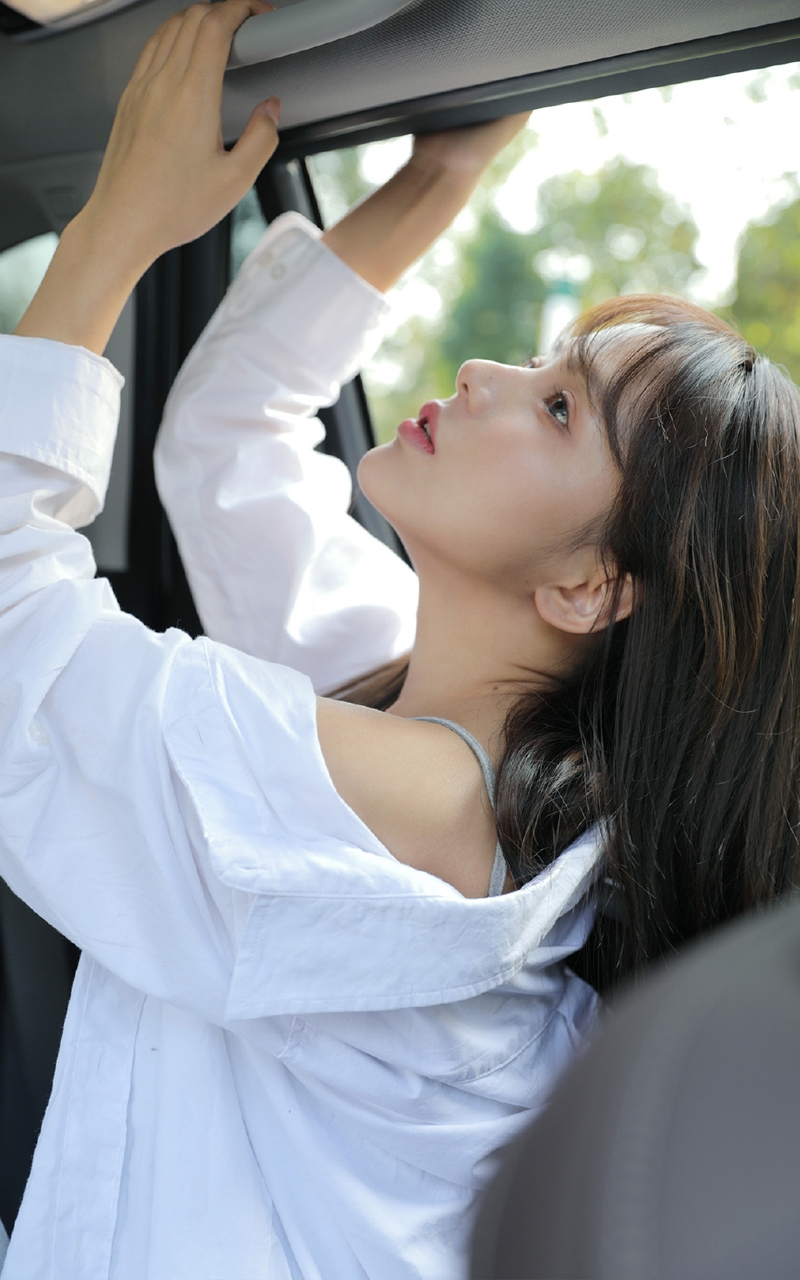 长发美眉吊带香肩明媚娇俏车内街拍 长发美眉吊带香肩明媚娇俏车内街拍