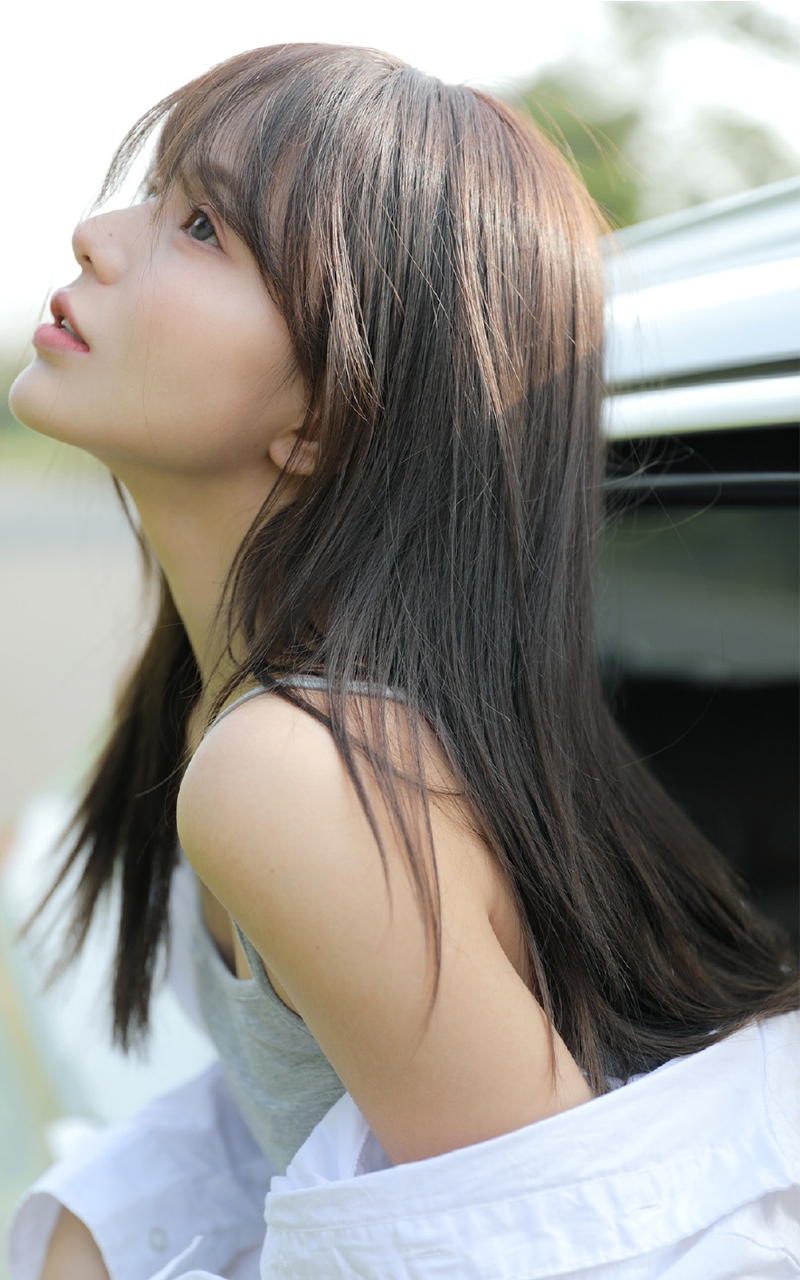 长发美眉吊带香肩明媚娇俏车内街拍 长发美眉吊带香肩明媚娇俏车内街拍