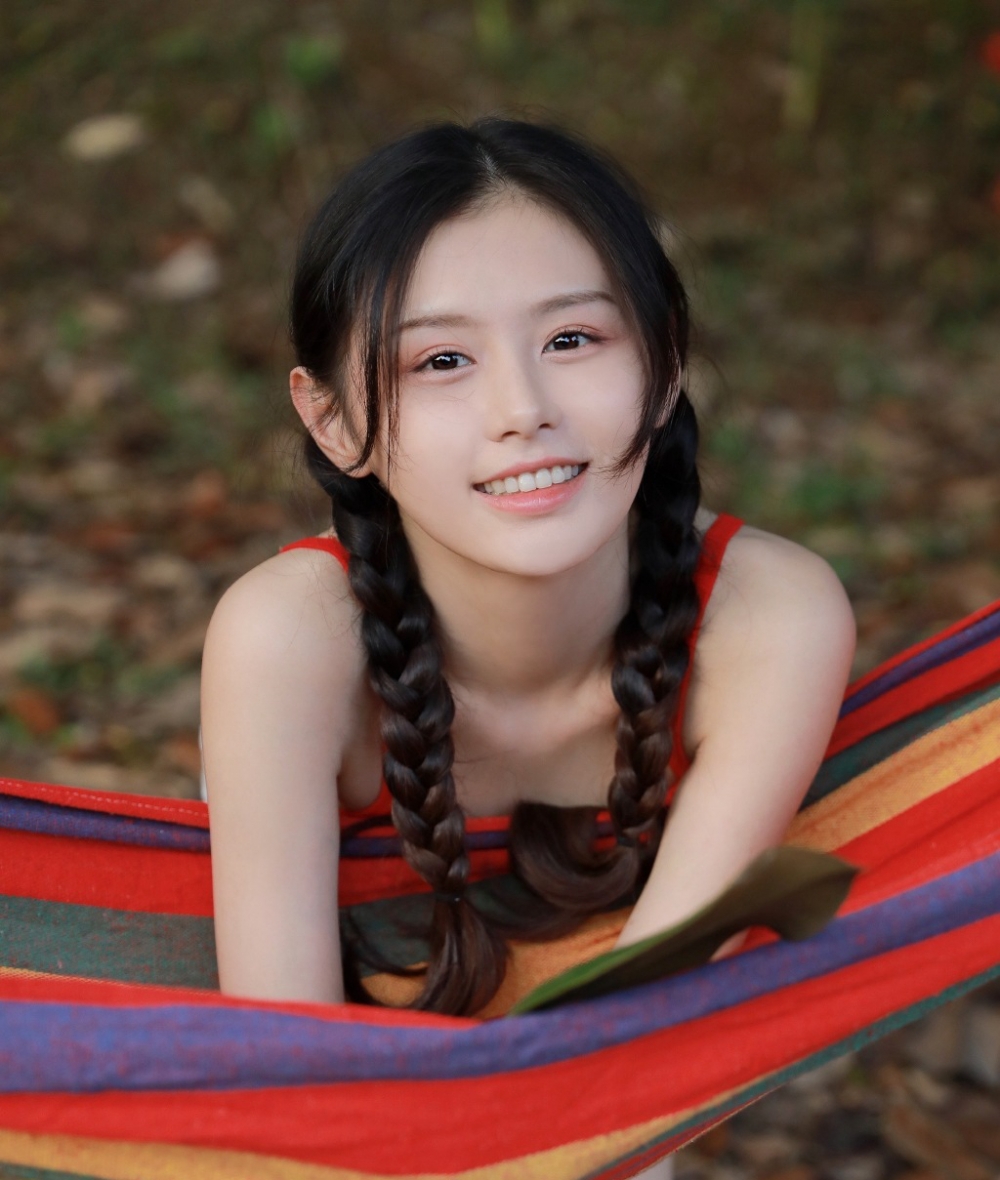 麻花辫萌妹子吊带短裤香肩美腿 麻花辫萌妹子吊带短裤香肩美腿