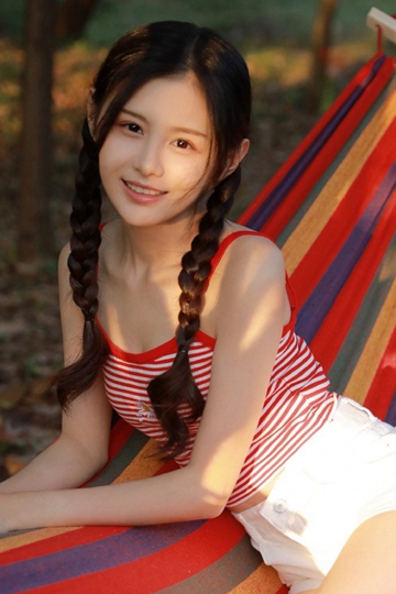 麻花辫萌妹子吊带短裤香肩美腿