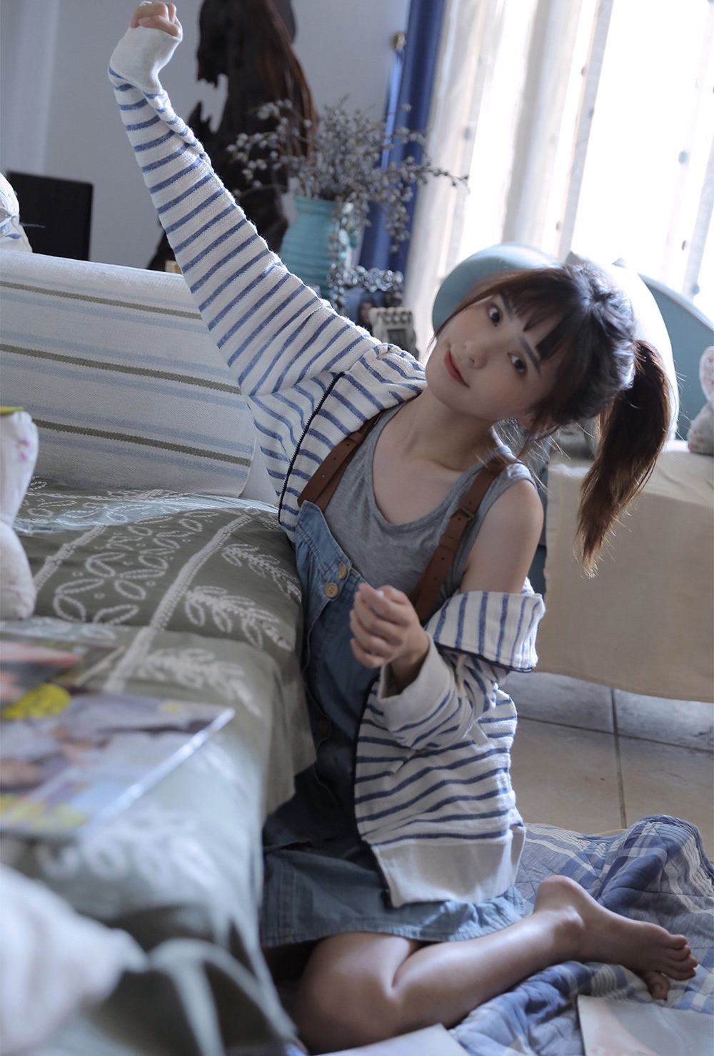 尾辫美女牛仔背带裤青春活力 尾辫美女牛仔背带裤青春活力