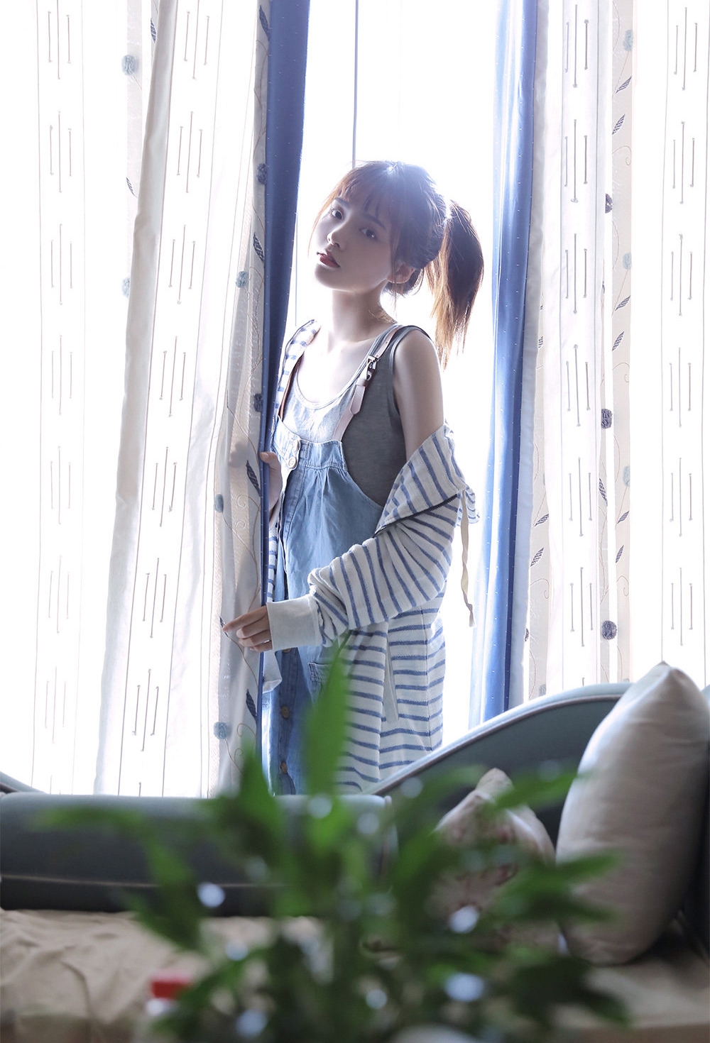 尾辫美女牛仔背带裤青春活力 尾辫美女牛仔背带裤青春活力