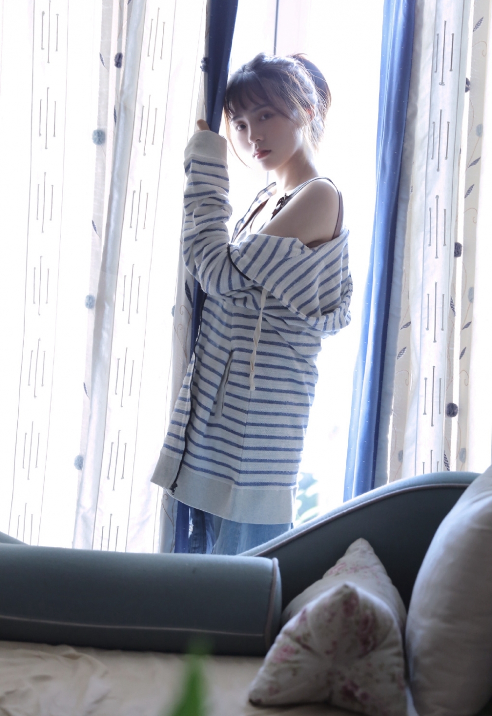 尾辫美女牛仔背带裤青春活力 尾辫美女牛仔背带裤青春活力