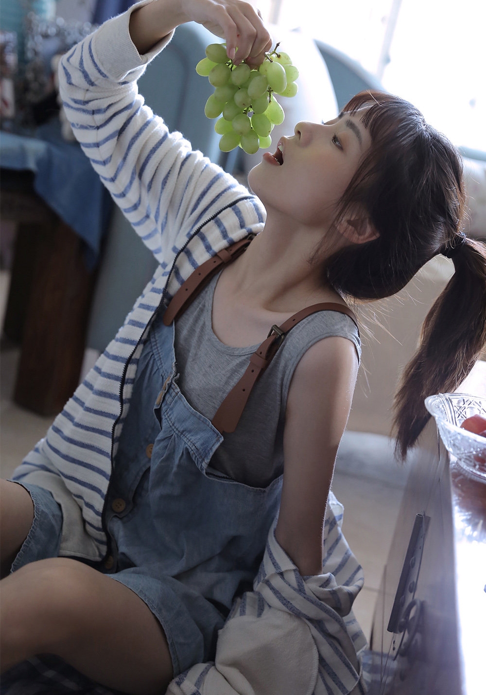 尾辫美女牛仔背带裤青春活力 尾辫美女牛仔背带裤青春活力