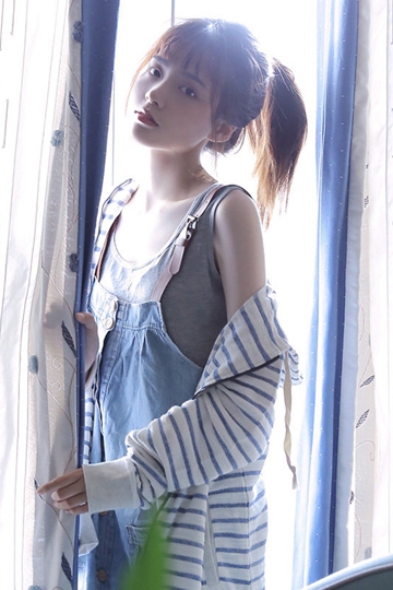 尾辫美女牛仔背带裤青春活力