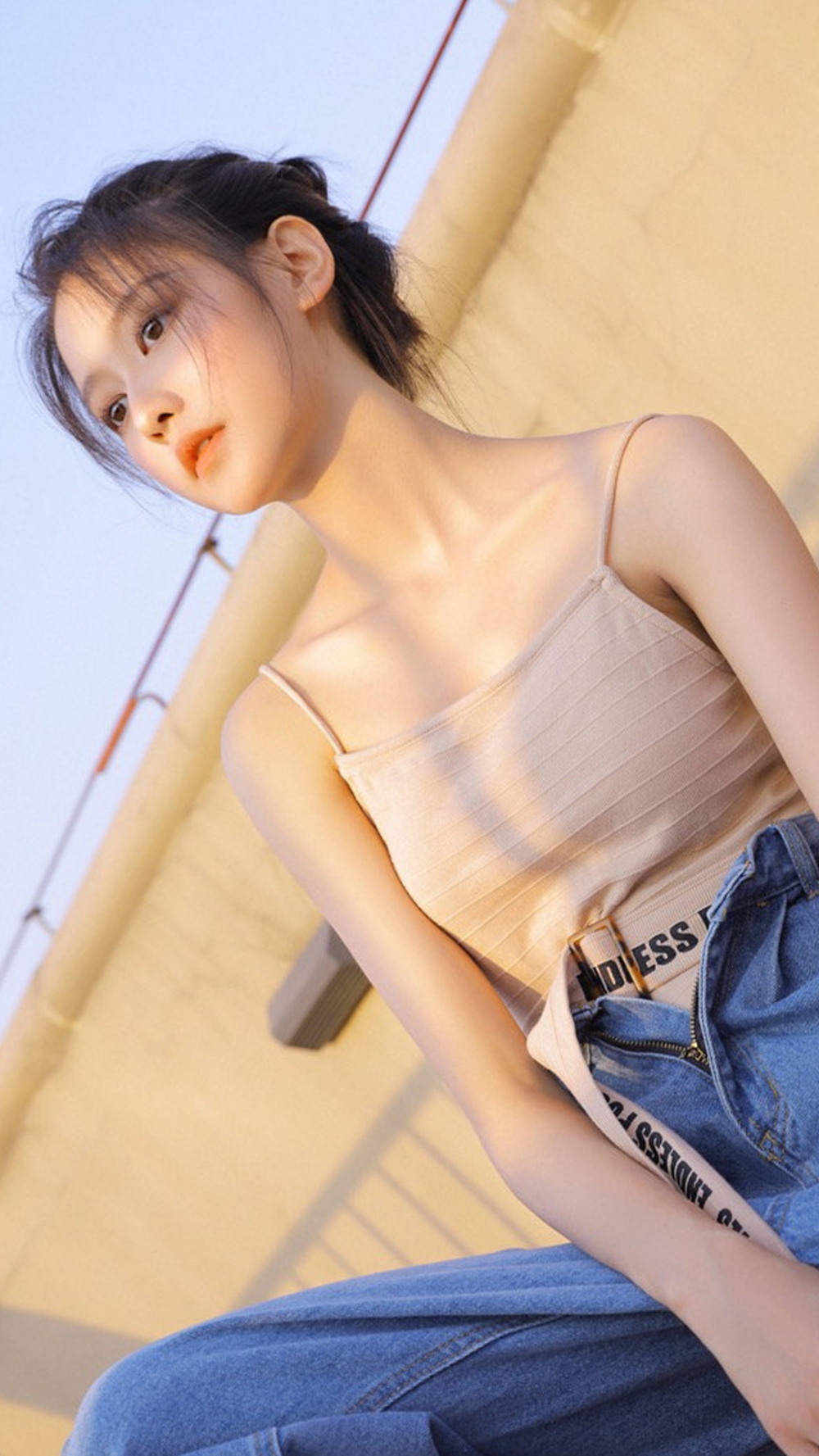 瓜子脸小姐姐吊带香肩清新可人 瓜子脸小姐姐吊带香肩清新可人