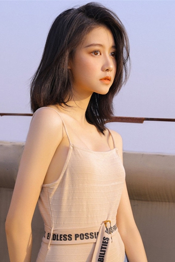 瓜子脸小姐姐吊带香肩清新可人