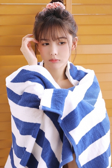 丸子头萌妹子吊带短裤香肩美腿清纯动人