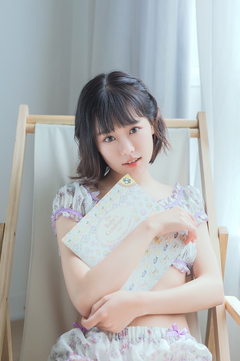 短发美女萝莉露脐装超短裤小蛮腰大长腿 短发美女萝莉露脐装超短裤小蛮腰大长腿
