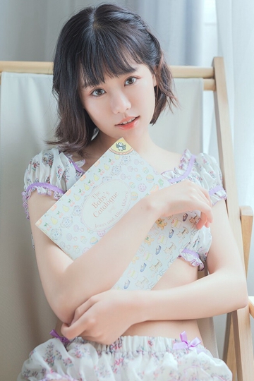 短发美女萝莉露脐装超短裤小蛮腰大长腿