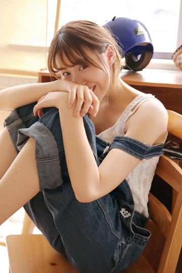 牛仔背带裤美少女吊带香肩甜美迷人