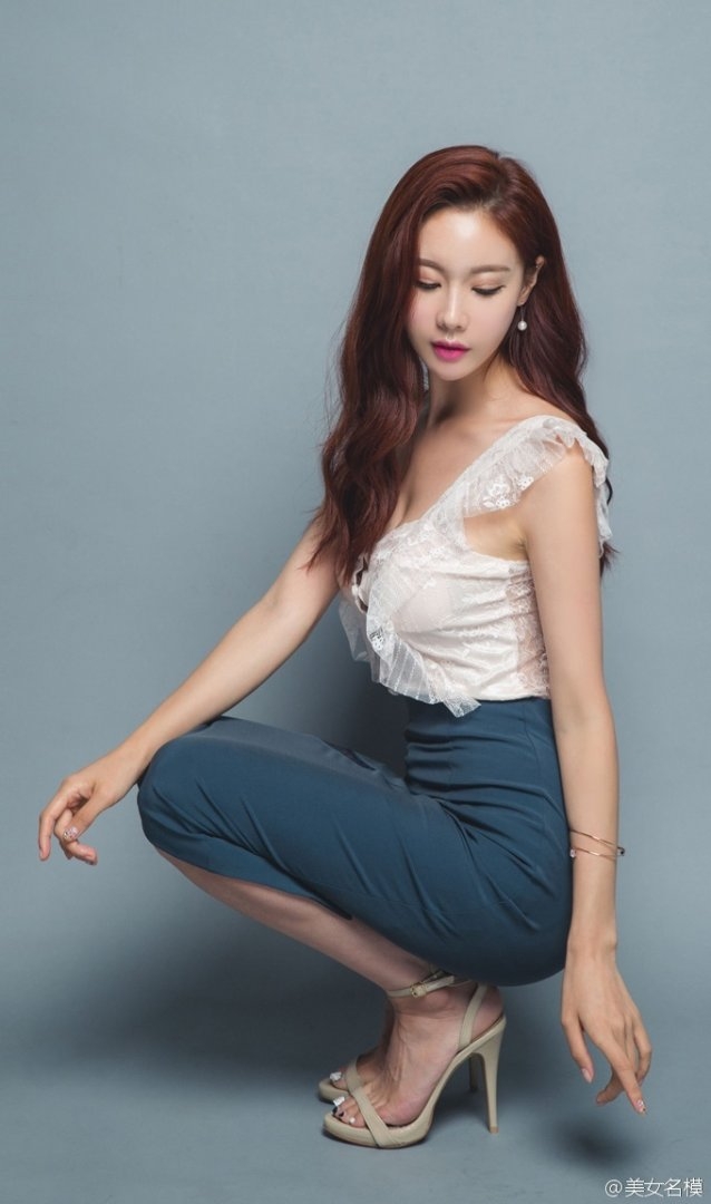 前凸后翘美女嫩模包臀裙高跟鞋酥胸翘臀 前凸后翘美女嫩模包臀裙高跟鞋酥胸翘臀