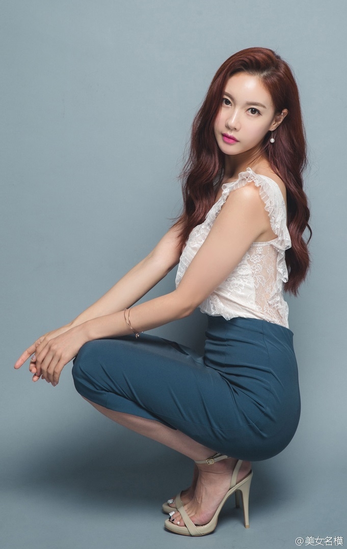 前凸后翘美女嫩模包臀裙高跟鞋酥胸翘臀 前凸后翘美女嫩模包臀裙高跟鞋酥胸翘臀