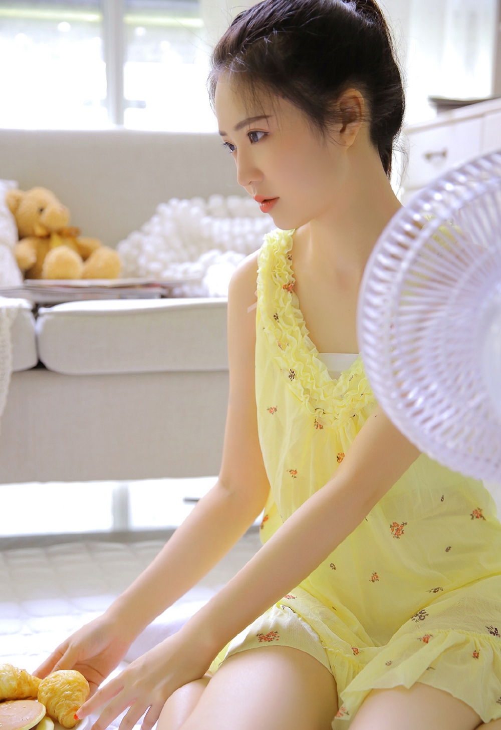 高马尾美女白皙大长腿清新甜美 高马尾美女白皙大长腿清新甜美