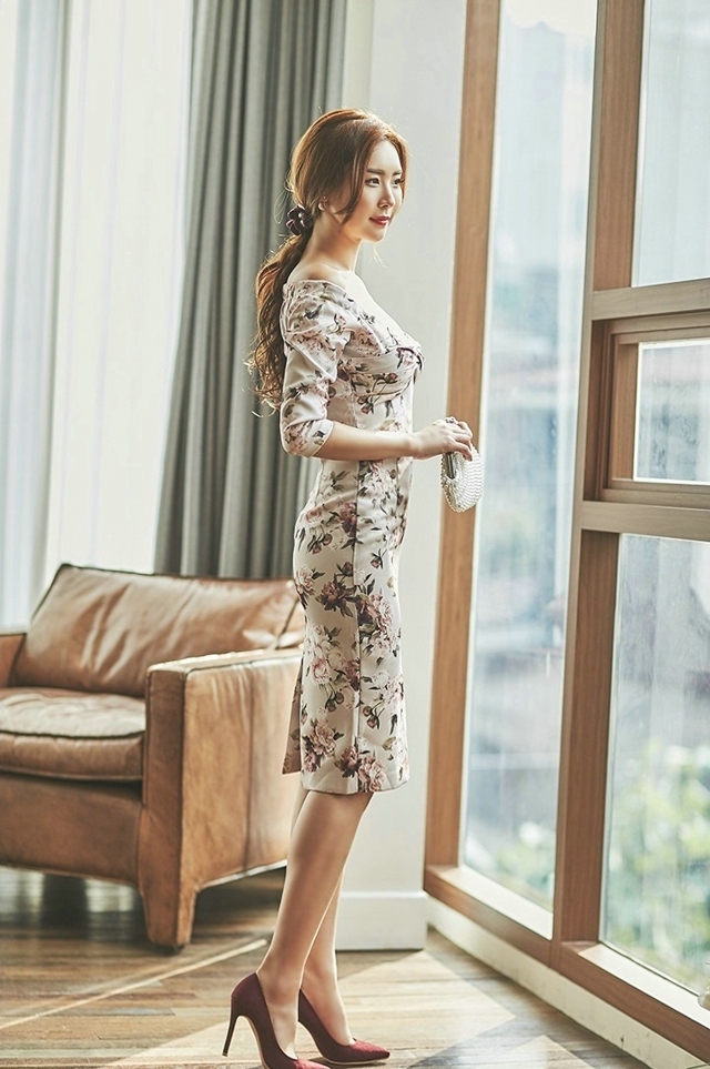 高跟鞋美女低胸包臀裙前凸后翘极品销魂 高跟鞋美女低胸包臀裙前凸后翘极品销魂