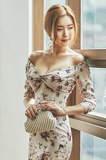 高跟鞋美女低胸包臀裙前凸后翘极品销魂