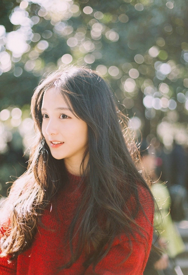 阳光下的清纯美女长发披肩笑容甜美 阳光下的清纯美女长发披肩笑容甜美