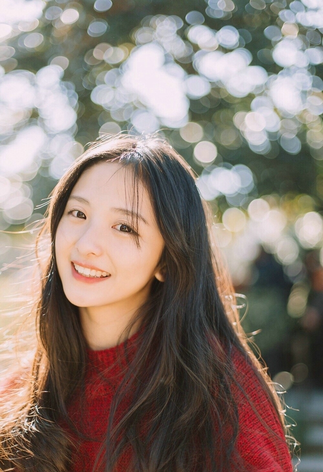 阳光下的清纯美女长发披肩笑容甜美 阳光下的清纯美女长发披肩笑容甜美