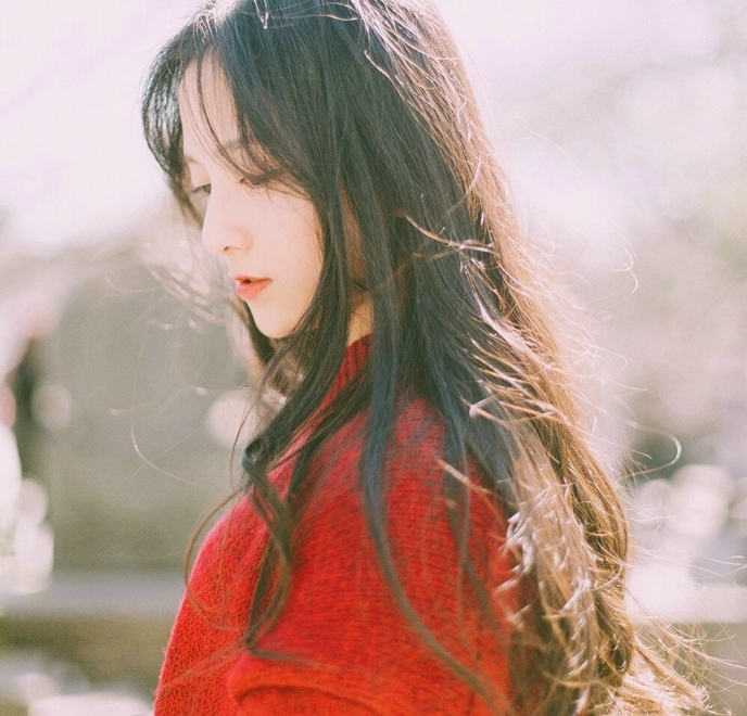 阳光下的清纯美女长发披肩笑容甜美 阳光下的清纯美女长发披肩笑容甜美