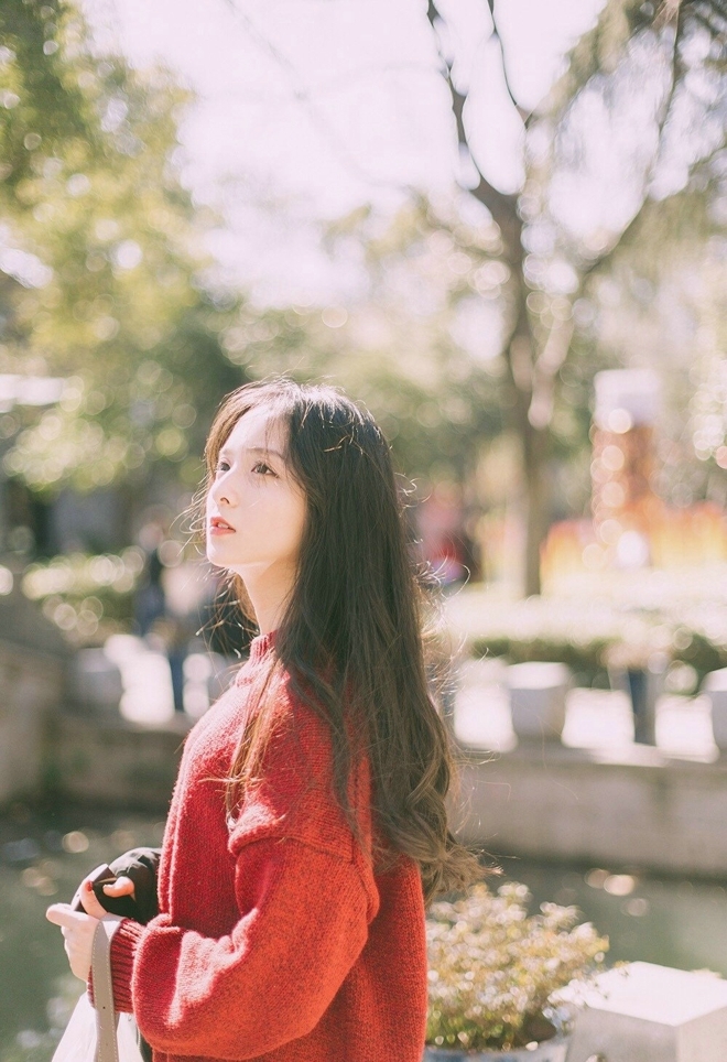阳光下的清纯美女长发披肩笑容甜美 阳光下的清纯美女长发披肩笑容甜美