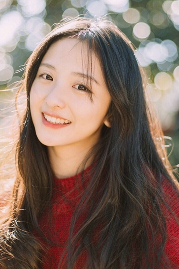 阳光下的清纯美女长发披肩笑容甜美