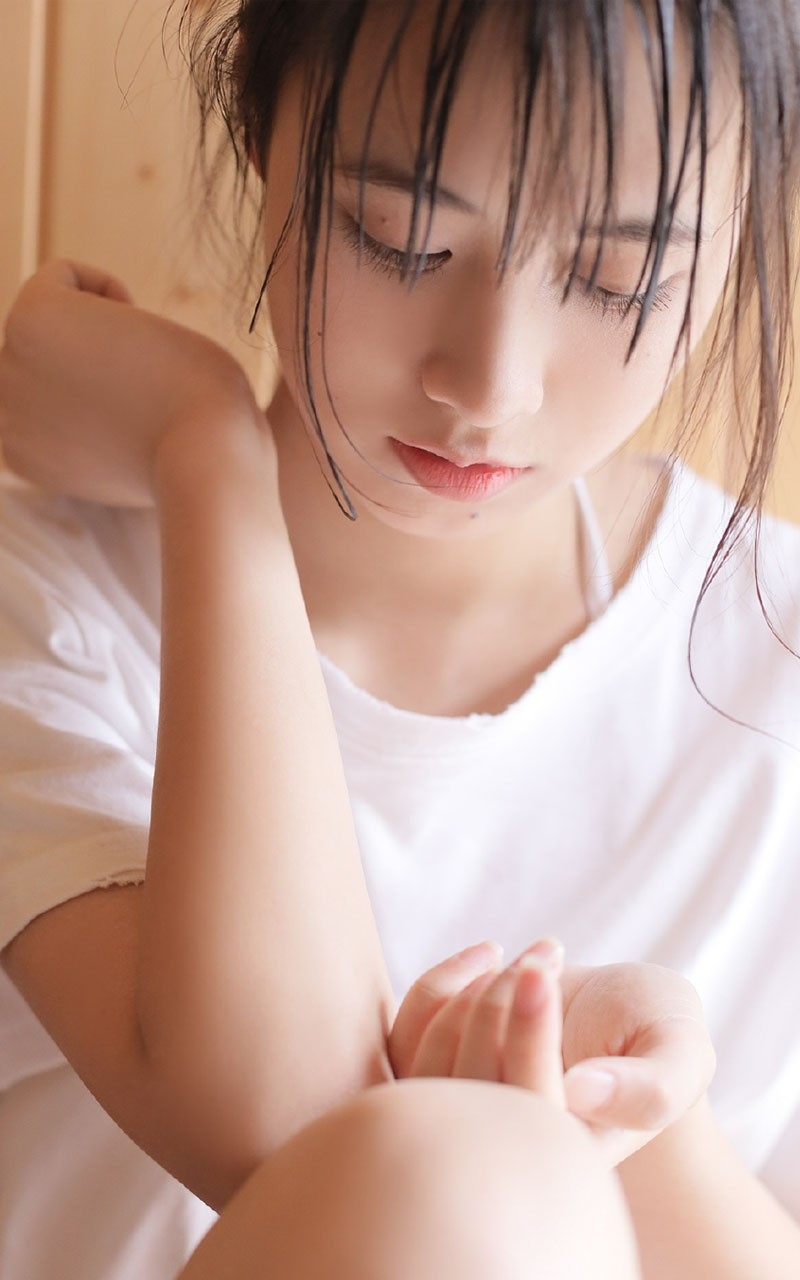 半熟少女吊带内衣美腿翘臀性感迷人浴室 半熟少女吊带内衣美腿翘臀性感迷人浴室