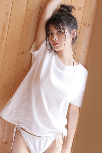 半熟少女吊带内衣美腿翘臀性感迷人浴室