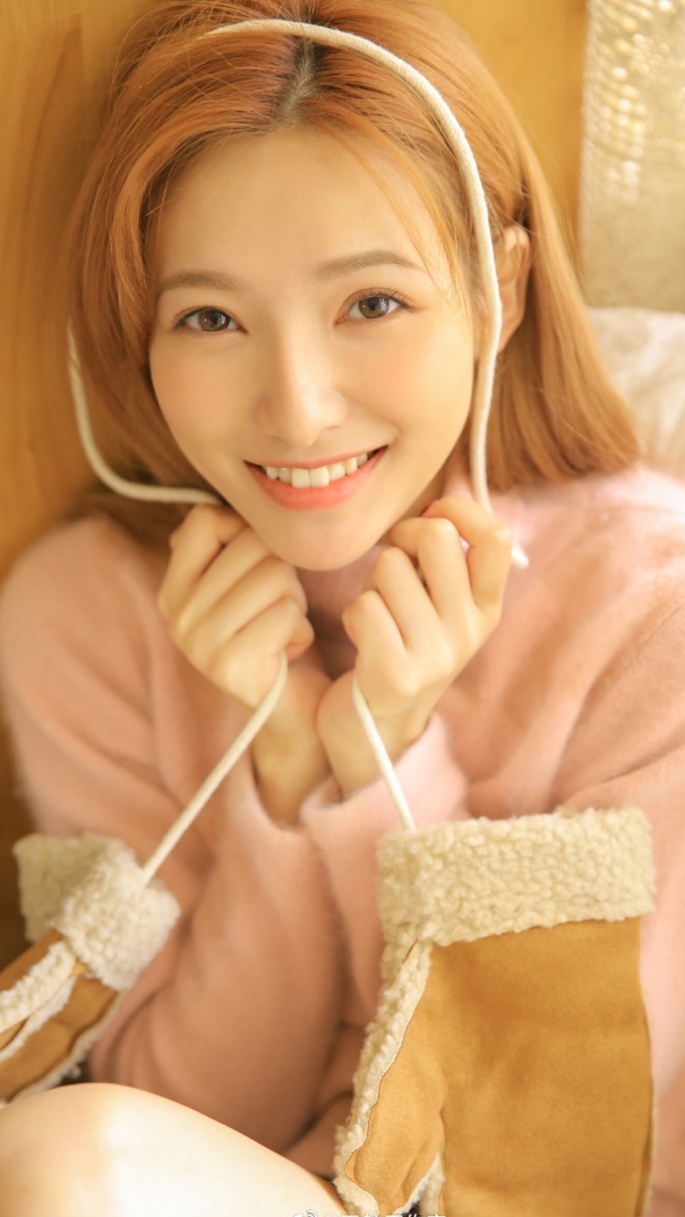 高挑靓丽金发少女超短裤大长腿 高挑靓丽金发少女超短裤大长腿