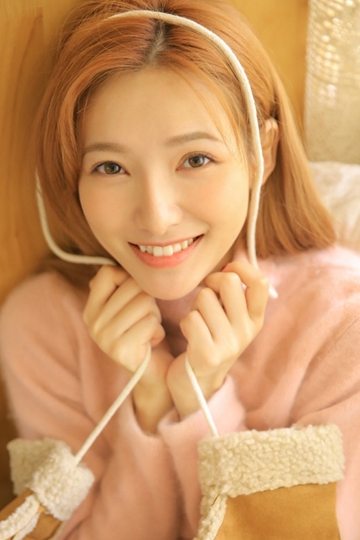 高挑靓丽金发少女超短裤大长腿