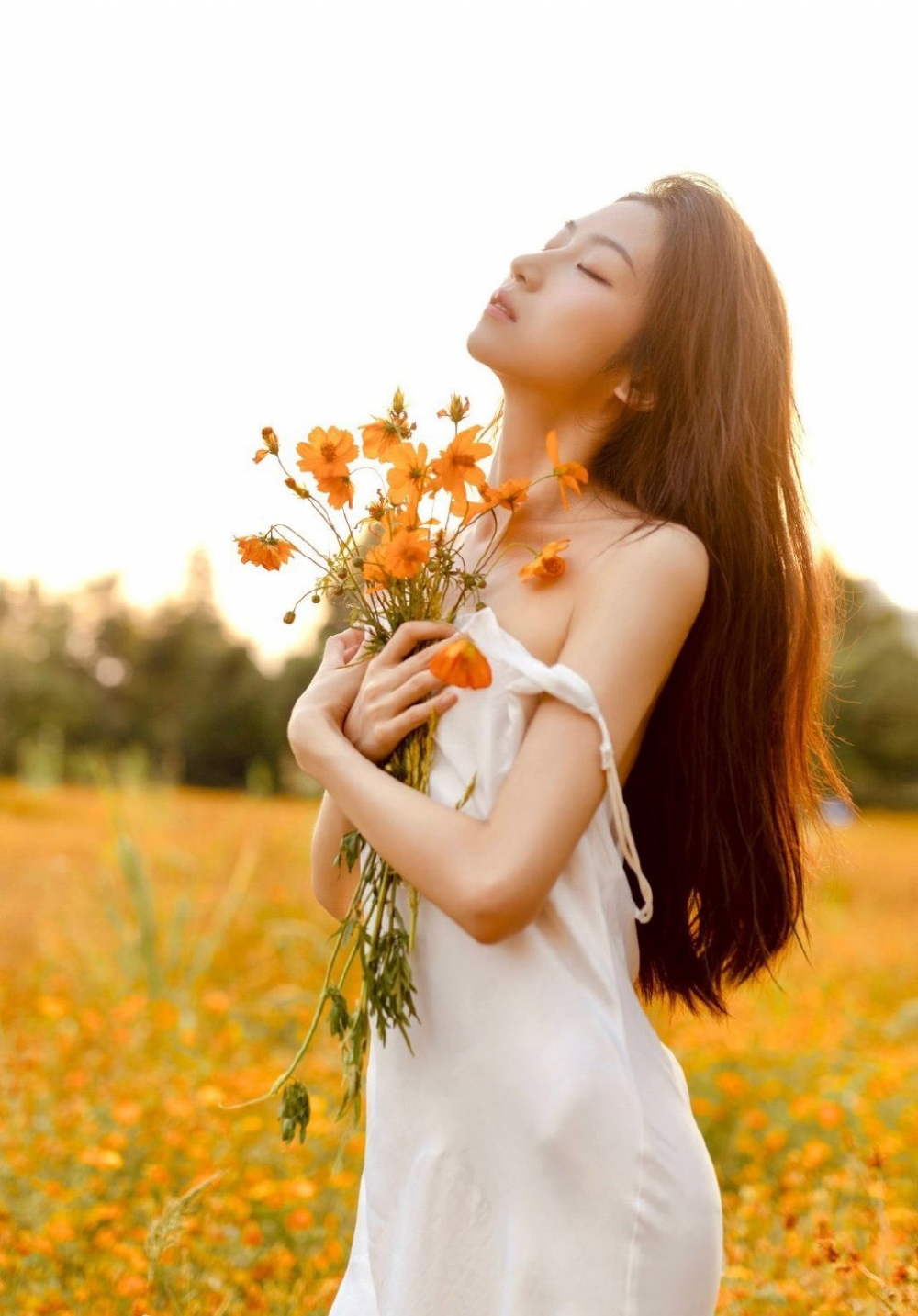 田野里的长发美女吊带白裙清新脱俗 田野里的长发美女吊带白裙清新脱俗